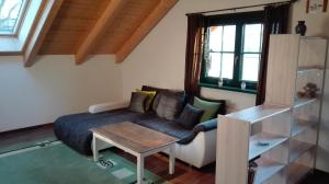 奥古斯都堡Blockhaus-Wohnung的客厅配有沙发和桌子