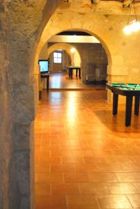 Castéra-Lectouroisdomaine du hiron的大楼内带乒乓球桌的房间