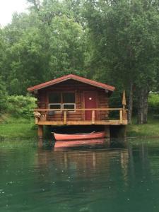 HopeHope Alaska's Bear Creek Lodge的水中小船屋
