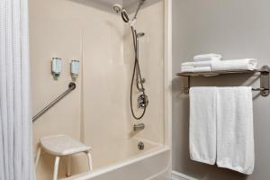 Travelodge Suites by Wyndham New Glasgow的一间浴室