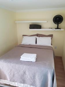 贝洛奥里藏特Hostel Trem de Minas的床上有2个白色枕头