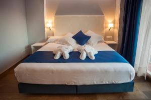 佩尼斯科拉Hotel Boutique Barra Alta (Adults Only)的一间卧室配有一张大床和毛巾