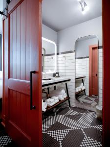 芝加哥The Chicago Hotel Collection Wrigleyville的一间带红色门和水槽的浴室