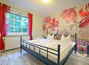 ZirchowFerienhaus Zirchow 2的一间卧室配有一张带花卉壁纸的床