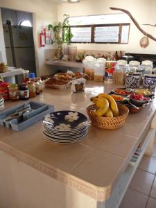 莫雷洛斯港兰克萨科尔酒店的厨房柜台上放有盘子和果盘