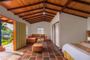 瓜塔佩Hotel Zocalo Campestre的客厅配有床和沙发