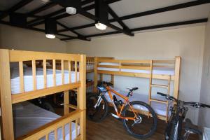 斯雷尔凯尔德白马简易宿舍酒店的两辆自行车停放在带两张双层床的房间