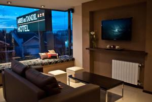 坦迪尔艾雷斯·坦迪尔酒店的带沙发和电视的客厅