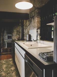 阿马里什Casa da Cresso的厨房配有水槽和台面