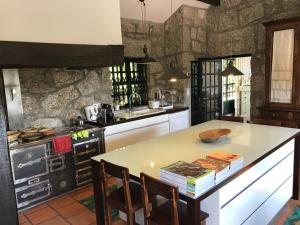 阿马里什Casa da Cresso的厨房配有桌椅和炉灶。