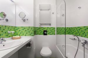 卡罗维发利无忧宫温泉度假酒店的浴室配有卫生间、盥洗盆和淋浴。