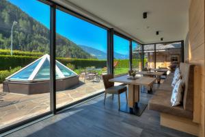 维皮泰诺Hotel Residence Rose的享有游泳池和山脉景色的客厅