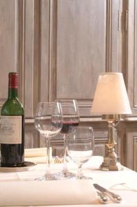 布兰肯贝赫克拉里奇酒店的一张桌子,上面放有两杯酒和一瓶葡萄酒
