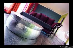 V E R O N E - Rooms & Suites - Liège - Rocourt的休息区