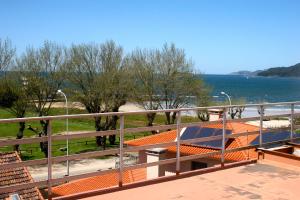 美洲海滩Apartamentos Angelito的享有水景的阳台