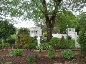 Mount Pleasant斯洛普山卡雷基旅馆的白色围栏前的花园