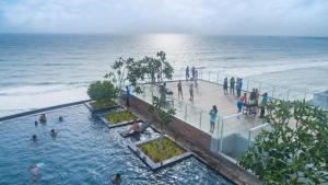 科伦坡科伦坡马里诺海滩酒店的一群人在海边的游泳池里