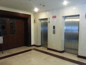 米里凯富大酒店的大楼内带两部电梯的电梯大厅