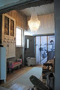 特罗辛根KunstWerk B的一间带吊灯的客厅和一间带沙发的房间