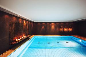 巴特萨尔茨乌夫伦利普斯切霍夫酒店的游泳池,有灯的房间