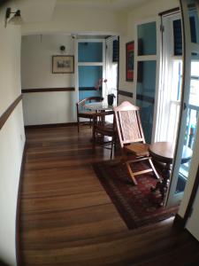 新加坡Perak Hotel的客厅配有桌椅