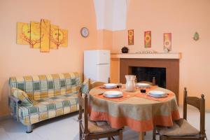 Montesano SalentinoLa Corte Antica的客厅配有桌子和沙发