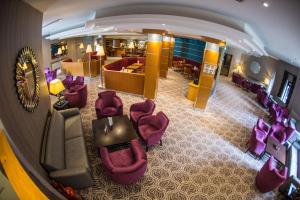 巴利米纳凯尔斯罗斯帕克酒店的享有酒店大堂的顶部景致,配有紫色椅子