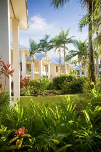 道格拉斯港道格拉斯港天堂高尔夫度假酒店的一排种有棕榈树和灌木的房屋