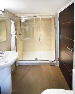 圣彼得港公爵酒店的带淋浴和盥洗盆的浴室