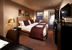 圣彼得港公爵酒店的酒店客房,配有床和电视