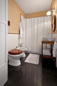 圣伊西德罗圣伊西德罗拉沛迪迈薰酒店的一间带卫生间和水槽的浴室