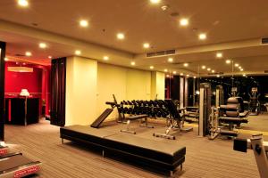莱卡邦Amaranth Suvarnabhumi Hotel的一间健身房,里面配有跑步机和机器