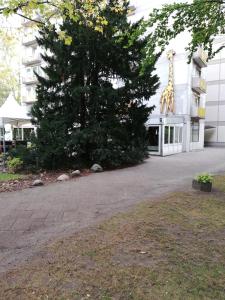柏林公园绿洲公寓 的长颈鹿挂在树上的建筑物