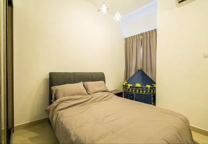 新山4-Bedrm ensuite family friendly house near Aeon Bukit Indah的一间小卧室,配有床和窗户