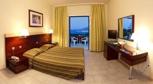 库卡里阿里昂酒店的酒店客房,配有床和电视