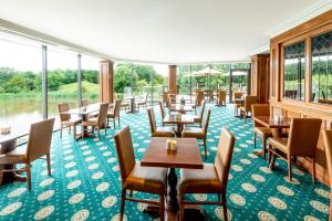 卡迪夫国敦加的夫酒店的用餐室设有桌椅和窗户。