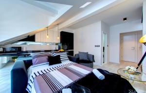 莫斯塔尔Luxury apartment CRYSTAL的一间卧室设有一张床和一间客厅。