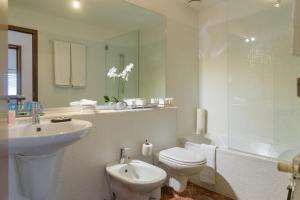 波尔图Porto D´Ouro Apartments的浴室配有盥洗盆、卫生间和浴缸。