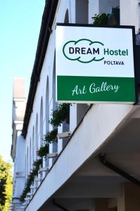 波尔塔瓦DREAM Hostel Poltava的建筑一侧艺术画廊的标志