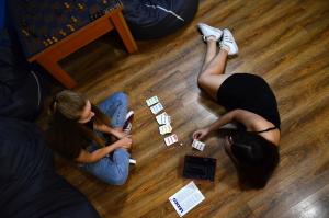 波尔塔瓦DREAM Hostel Poltava的两个坐在地板上的女人玩电子游戏