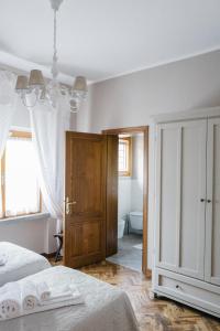 蒙泰卢波菲奥伦蒂诺蒙特库果里乡村民宿的一间卧室配有一张床和一个吊灯