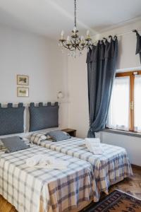 蒙泰卢波菲奥伦蒂诺蒙特库果里乡村民宿的卧室设有2张床和吊灯。