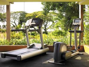 峇都丁宜槟城沙洋香格里拉的窗户前设有两台跑步机的健身房