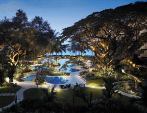 峇都丁宜槟城沙洋香格里拉的享有夜间度假村泳池的景致