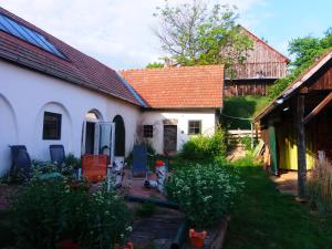 Siebenhirten下奥地利州酒区民宿的白色的房子,有红色的屋顶和院子