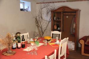 Siebenhirten下奥地利州酒区民宿的一张带红色桌布的餐桌