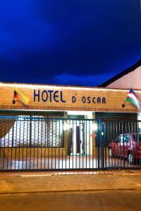 卡利Hotel D' Oscar的建筑一侧的 ⁇ 石酒店标志