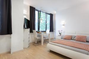 卢布尔雅那Urban Style Apartments by Loft的一间卧室配有一张床、一张桌子和一张桌子