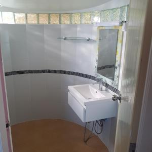 象岛Sunrise Beach Resort的白色的浴室设有水槽和镜子