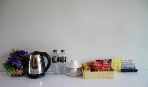 皮皮岛吉普赛海景度假酒店的配有咖啡壶和瓶装水的柜台